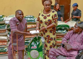 Yuletide : Mrs Makinde doles out cash gifts, food items to SAPDAN