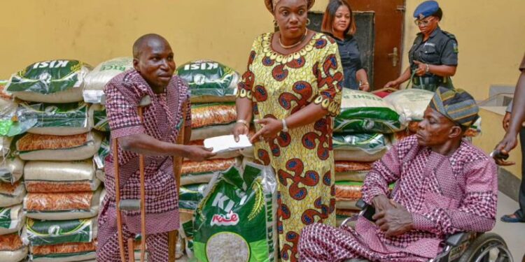 Yuletide : Mrs Makinde doles out cash gifts, food items to SAPDAN