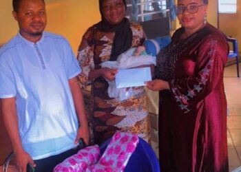 NEW YEAR: THE FIRST LADY OF OLUYOLE LG, MRS. SETTLE OLUWATOSIN WELCOMES THE FIRST BABY OF THE YEAR.