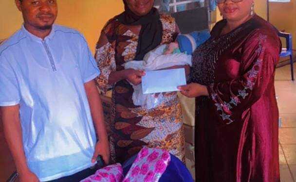 NEW YEAR: THE FIRST LADY OF OLUYOLE LG, MRS. SETTLE OLUWATOSIN WELCOMES THE FIRST BABY OF THE YEAR.