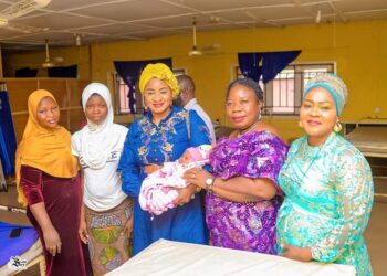 New Year: Oyo East LG First Lady Mrs Arowosaye Aminat Spreads Love, Welcomes First Babies of the Year [PHOTOS]