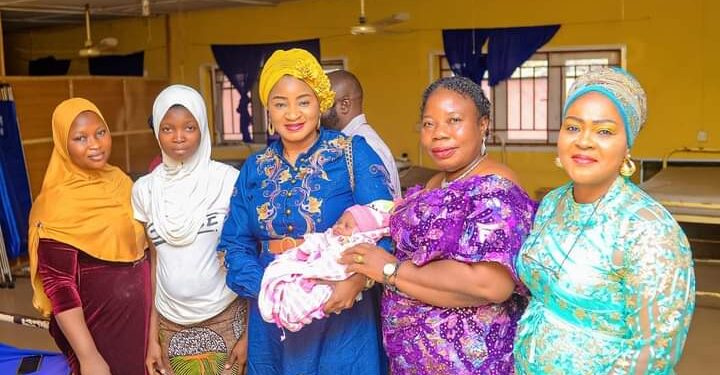 New Year: Oyo East LG First Lady Mrs Arowosaye Aminat Spreads Love, Welcomes First Babies of the Year [PHOTOS]