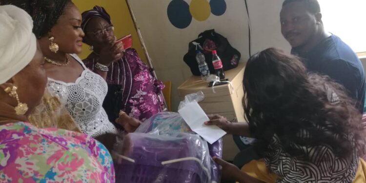 FIRST LADY IBSWLG Mrs Mojoyinola Akande RECEIVES FIRST BABY OF THE YEAR AT STATE HOSPITAL ADEOYO WITH JOY