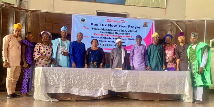 2024: Omituntun 107 Bus’ commuters hold New Year prayer, thank Gov. Makinde for his support