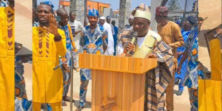 Group drags Fatai Buhari for speaking Hausa during Iseyin program