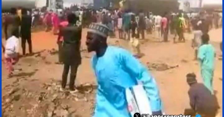 Breaking News: Hoodlums attack BUA truck, cart away spaghetti on Zaria-Kano expressway