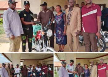 IBADAN NORTHWEST COUNCIL   BOSS DONATES  MOTOR CYCLES  TO SECURITY OPERATIVES.