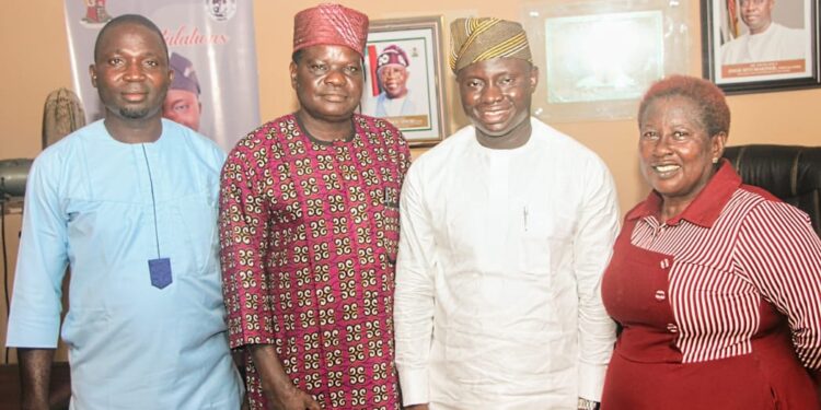 Lagelu LG Chairman, Kamorudeen Recieves Lagelu Indigenes’ Club President on Proposed Local Devt. Planning and Research Cmte