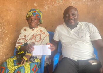 Economy: Amos Adewale Ado  Extend Hands of Humanity To  Aged mother In Ogbomoso South.