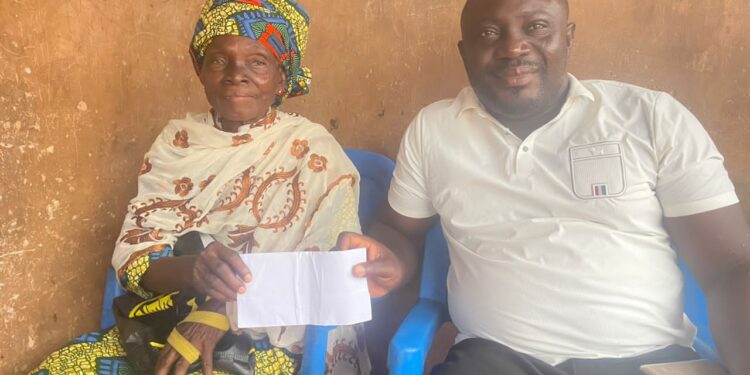 Economy: Amos Adewale Ado  Extend Hands of Humanity To  Aged mother In Ogbomoso South.