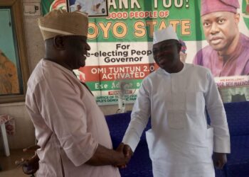 Oloye Ologburo Comisserates with  Amb. Arapaja Over Mother’s Death
