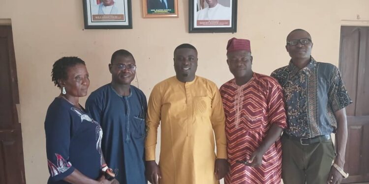 Omi-Apata LCDA Boss, Hon Olayemi Oluwasina Receives Ecroniums from Ifesowapo Community on Swift Actions to Drainage Project