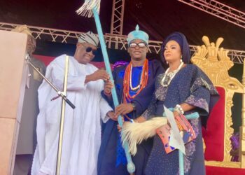 Makinde presents staff of office to Onifiditi, Oba Oyelere