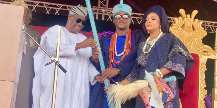 Makinde presents staff of office to Onifiditi, Oba Oyelere