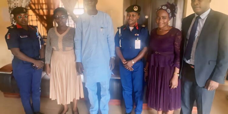 New Commander of NSCDC Ibadan Southwest Pays Courtesy Visit to Local Government Chairman