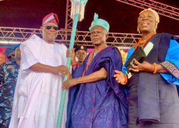 Makinde presents staff of office to new Alawe of Awe, Oba Oladokun, says Gov’t committed to community development
