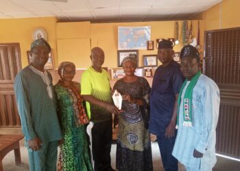 NAPPS Akinyele Pays Congratulatory Visit to Ona Ara LG Chairman, Dr. Temitope Kolapo GLORIOUS, Presents an Award of Excellence*