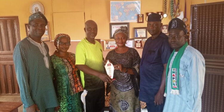 NAPPS Akinyele Pays Congratulatory Visit to Ona Ara LG Chairman, Dr. Temitope Kolapo GLORIOUS, Presents an Award of Excellence*