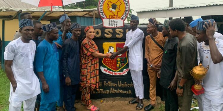 2024 FOSSU FSS IBADAN DAY: GOVERNOR MAKINDE AIDE, HON. RAD DELIVERS INSPIRATIONAL LECTURE, DONATE AND COMMISSION OYO STATE LOGO STATUE