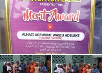 PHOTOS: Omituntun Ladies Present Merit Award to Oyo State PDP Secretary, Alhaji Wasiu Adeleke