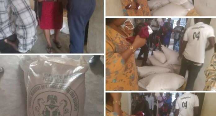 PHOTOS: Egbeda Local Government Distributes Palliatives To Vulnerable Residents