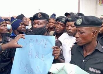 Economic hardship: Angry police operatives protest unpaid salaries for 11 months