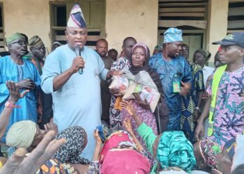 Oyo Lawmaker, Olayinka Omikunle Donated #1.2million cash For His Ward,Continue With His Light Up Project.