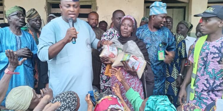 Oyo Lawmaker, Olayinka Omikunle Donated #1.2million cash For His Ward,Continue With His Light Up Project.