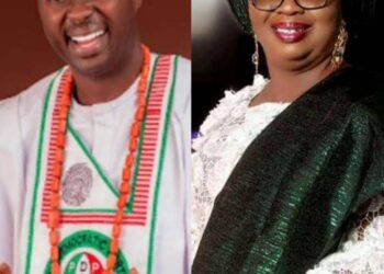 Birthday: Dr. Akande felicitates with former Commissioner of Women in Oyo state, Alhaja Kafilat Olayiwola on the occasion of her birthday.