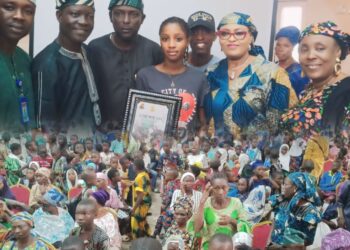 Ajayi Darasinmi Emerges One Day Chairman in IBSWLG, Receives Award and Cash Prize