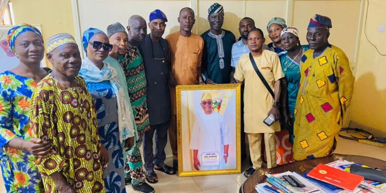 Omituntun Group Pays Courtesy Visit to Honourable Kehinde Akande, Commends Him for Remarkable Achievements