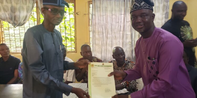 JUST IN: Ona Ara Chairman, Dr. GLORIOUS, Inaugurates Hon. Babatunde Sunmonu as Secretary to the Local Government