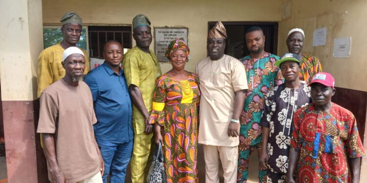 Ido Progressive Club Pays Goodwill Visit to Hon. Barr. Oluwasina