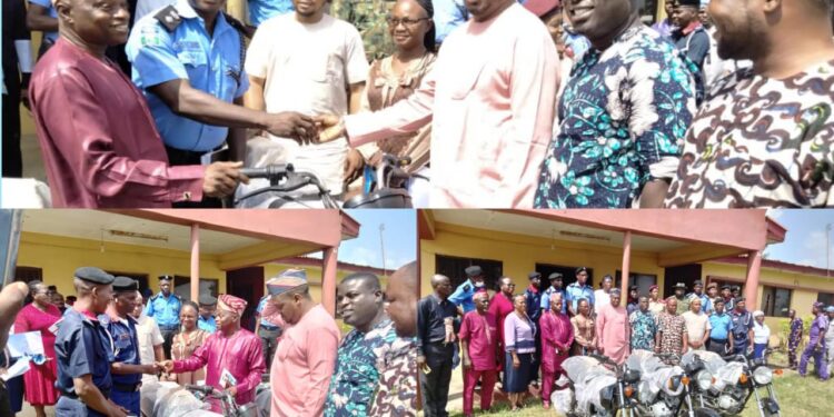 PHOTOS: Ido LG Council Chair, Adeojo Boosts Security With Cash Gifts, Additional Motorcycles To Police, NSCDC, FRSC