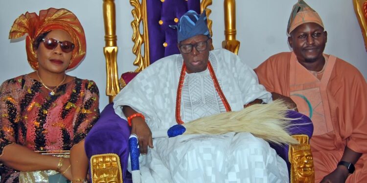 Dr. Obitade Sunday Obimakinde became the Mogaji of Ajala Eyanjobi yesterday at the Olubadan Palace. Ajala Eyanjobi also known as Alausa Compound, is located in Orayan.