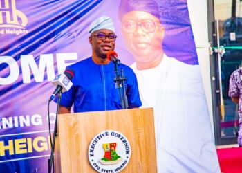 MERIT AWARD:  Oyo Nulge President, Com Ayobami Adeogun Congratulates Award Recipient, Banke Adeyemo