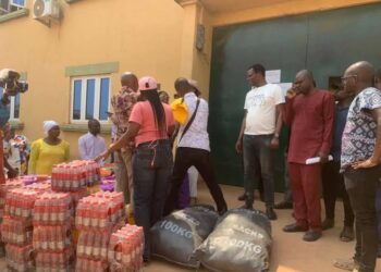 PHOTOS: Dr. Oriyomi Hamzat Visits Agodi Correctional Center with Gifts