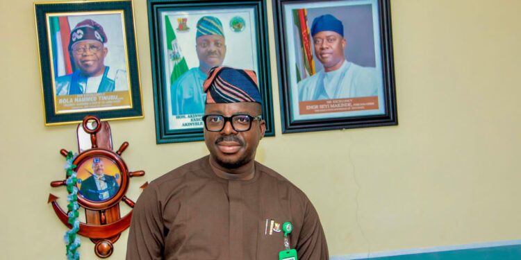 Hon Akinwole Akinleye; Creating A Leadership Benchmark In Akinyele LG Through Probity  Written by: Ogundipe Miracle