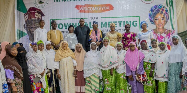 Presidential Aide, Hon. Khadijat Omotayo Kareem, Meets with Oyo Commissioner, Adegoke as Governor Makinde Receives Exemplary Leadership Award.