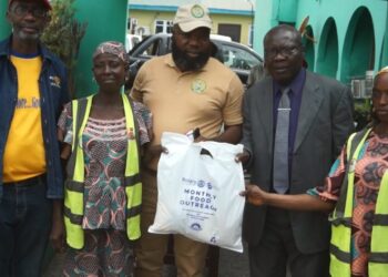 Oyo Commissioner, Mogbonjubola Commends George Aid Foundation’s Kind Gesture to Street Sweepers