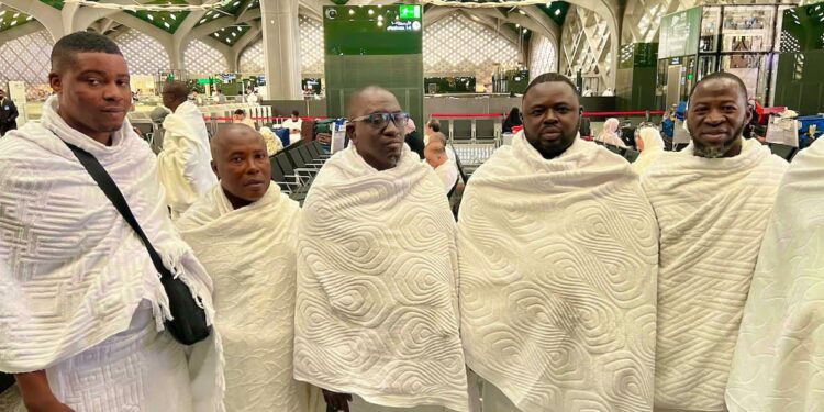 Afonja performs umrah in Makkah, donates N1m to Oja’gbo central mosque for Ihtikaf
