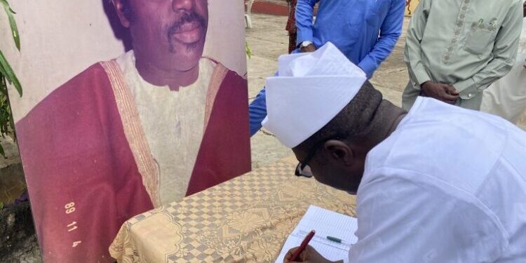 Arapaja Pays Condolence Visit To Late Adeojo’s Family