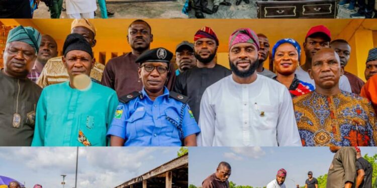 Photos News: Oyo Speaker, Ogundoyin Continues Working Visit to Lanlate, Extends Financial Support to General Hospitals, Distributes Solar Lights*
