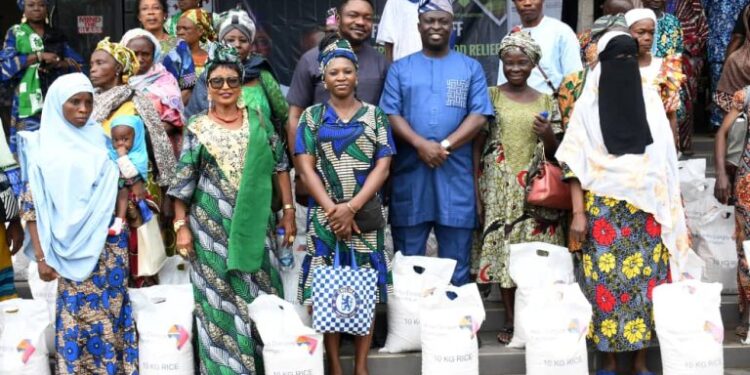 SAfER II: Oyo begins distribution of 10kg rice to 30,000 residents..As Dangote Foundation lauds Makinde