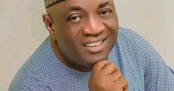 Senator Yunus Akintunde Commiserates With the Family of Elder Abiodun Amoo and APC Lagelu Constituency.