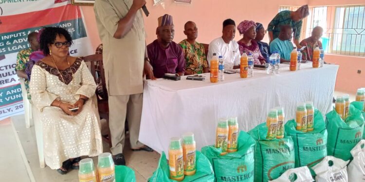Egbeda LG Boss, Sanda Distributes Farm Inputs in Egbeda as Farmers lauds Makinde –