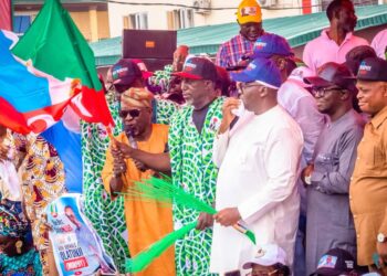 Are You Here for Financial Gain or to Receive Food?” — Bayo Adelabu Has Altercation with Ibadan North Residents During Campaign
