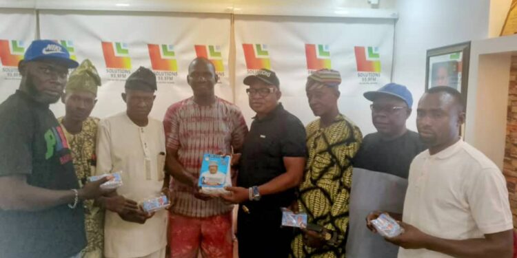 Egbeda Council Chair, Sanda Salutes Akinyele Chairman, Wole Akinleye, On Birthday ☞