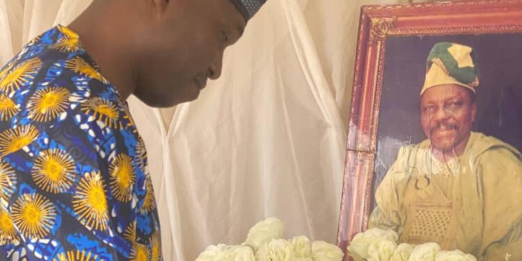 Tokunbo Toriola Pays Condolence Visit to Adepoju Family*