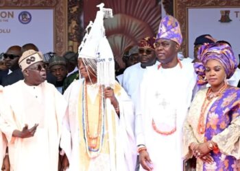 Just In : Makinde Presents Staff, Certificate Of Office To Oba Rashidi Ladoja ( Arusa 1)